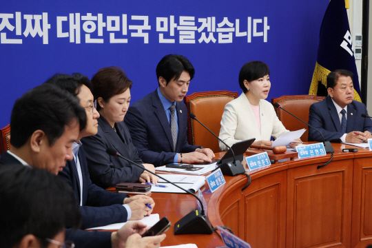 더불어민주당이 25일 국회에서 최고위원회의를 진행하고 있다. 연합뉴스